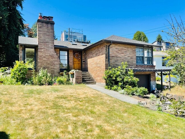 Building Photo - Beautiful Craftsman House in Quiet Queen Anne Neighborhood!