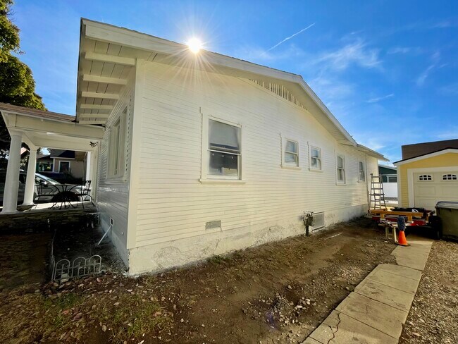 Lado 2 de la casa - 311 N Francisca Ave