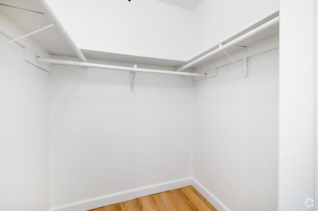 Studio, 1BA - 400SF - Closet