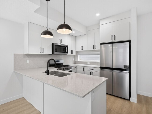 Building Photo - 11306-11123 123 St NW Unit Main A