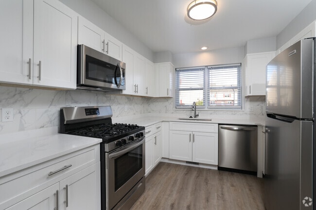 3BR, 1.5BA - 2,000SF - Kitchen