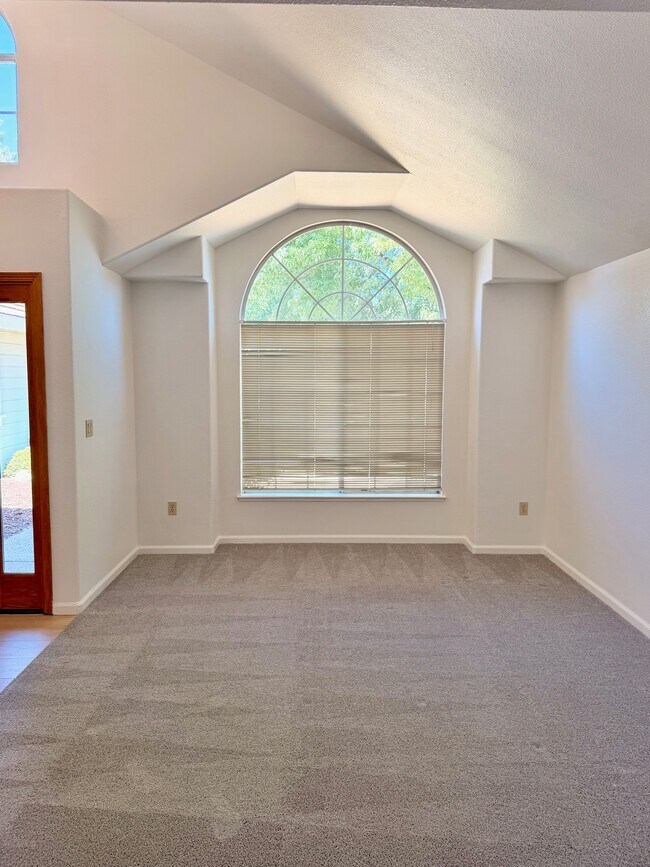 Photo - 5663 Montclair Cir