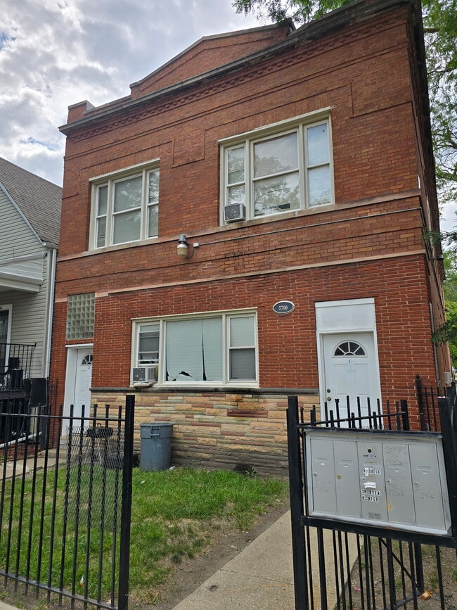 Building Photo - 5700 S Wolcott Ave Unit 1R Rental