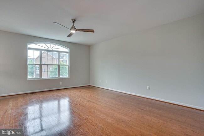Photo - 2895 Sedgemore Pl