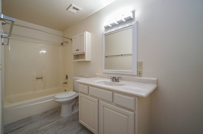 Photo - Exceptional 6-Bedroom Residence Near ASU with Garage & Modern Conveniences