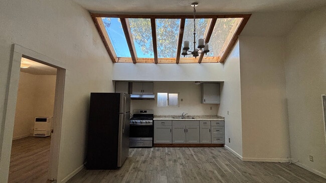 Photo - 562 Van Buren St