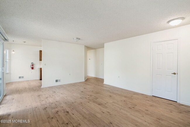 Photo - 7 Tamarack Ct
