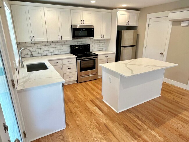 12244 NE Stanton St Unidad C