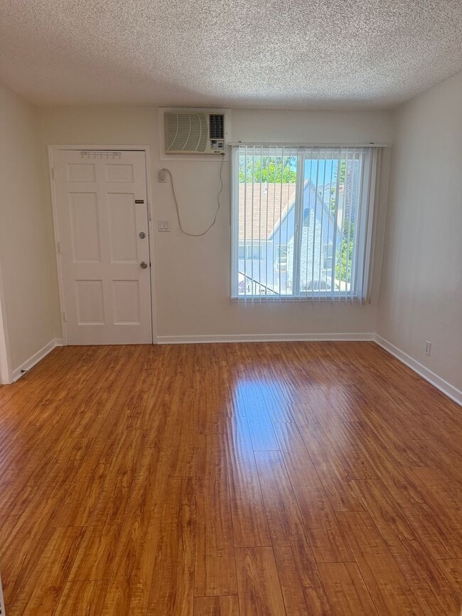 Photo - 1056 Linden Ave Unidad B
