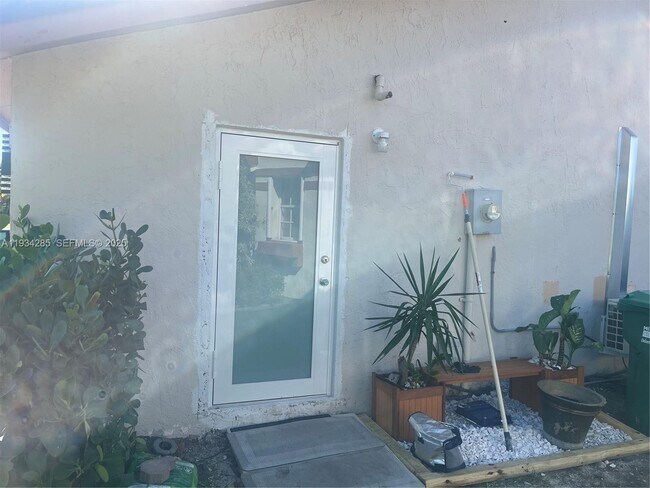 Building Photo - 20766 SW 85th Pl Unit Back