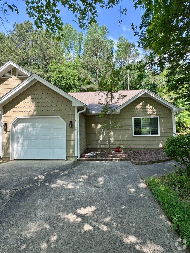 Building Photo - Desirable End Unit Townhome in Five Oaks!