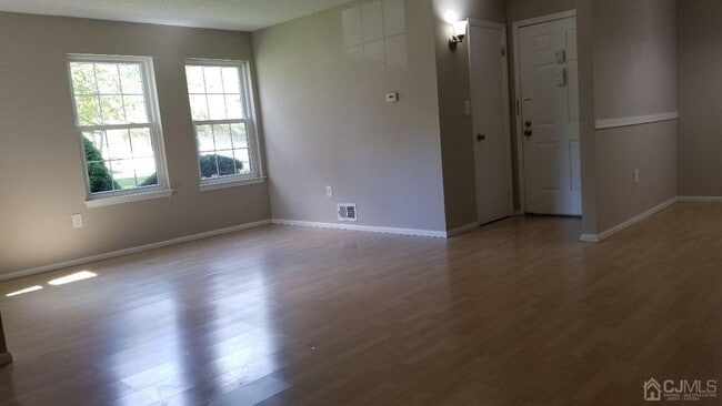 Photo - 255 Wycoff Way W