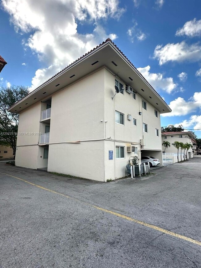 Building Photo - 1014 Salzedo St Unit 311