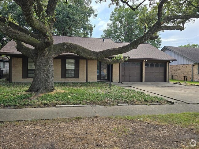 Building Photo - 16315 Hollow Wood Dr Rental