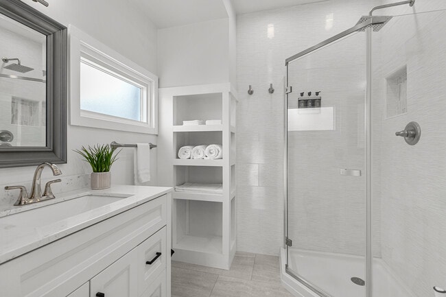 Photo - 324 E Commercial St