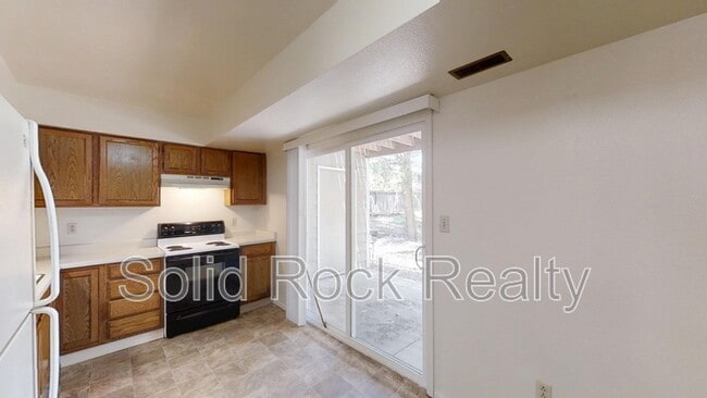 Building Photo - 445 Van Buren St Unit B