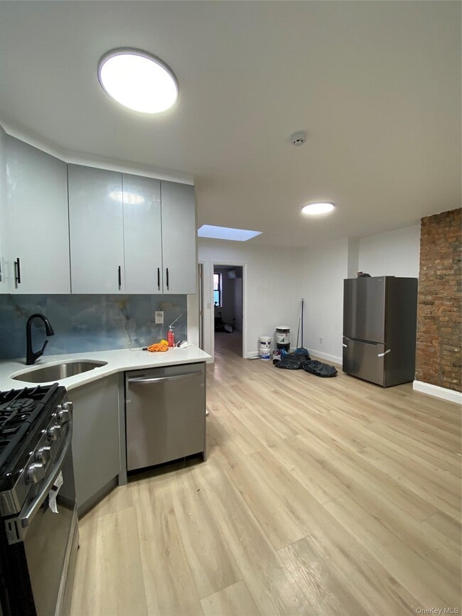 Building Photo - 8-55 Wyckoff Ave Unit 1