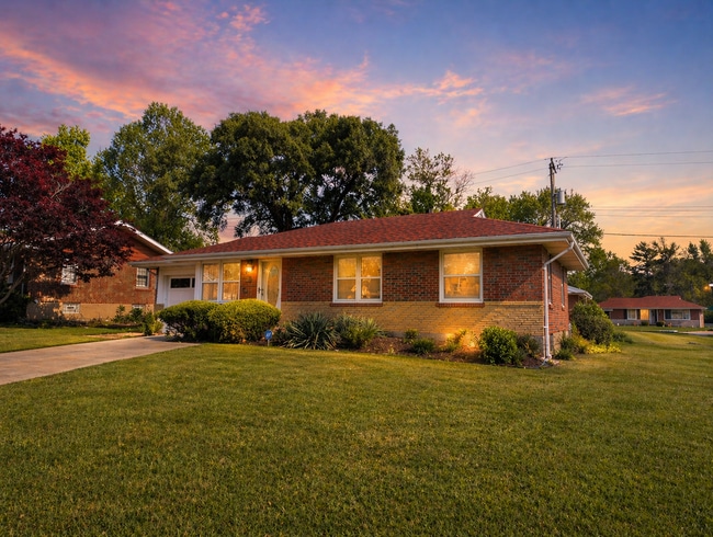 Building Photo - Updated Open-Concept with Sunroom & Finished Basement Space