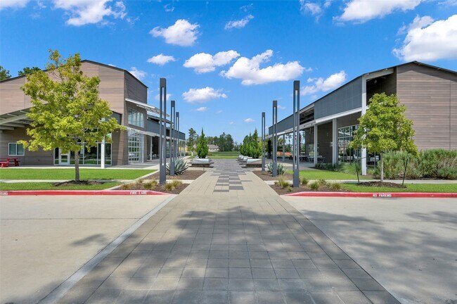 Building Photo - 15520 Maple