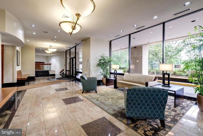 Building Photo - 203 Yoakum Pkwy Unit 821