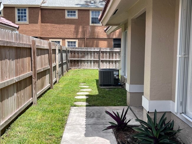 Photo - 1598 Hawthorne Pl