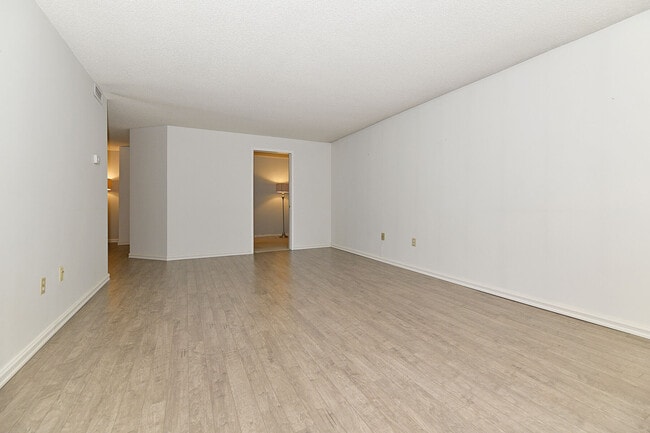 Photo - 409-360 Bloor St E