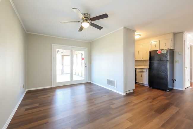 Photo - 303 Sherborne Dr