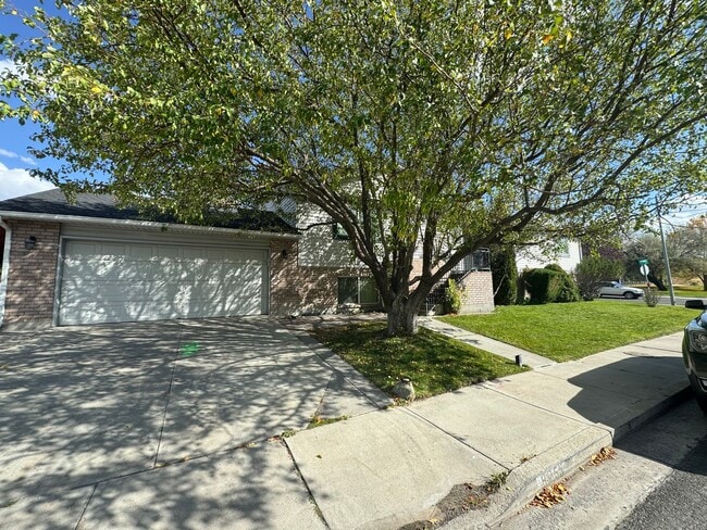 Building Photo - 825 W Sage St Unit 825 W Sage st