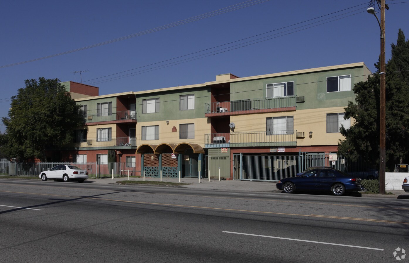 Photo - 13535 Victory Blvd Apartments