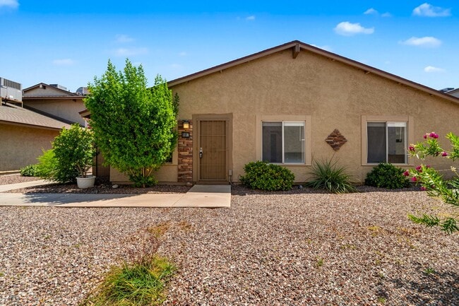 Building Photo - Well-Maintained 3-Bedroom Home Close to Shopping, Dining & Freeways!