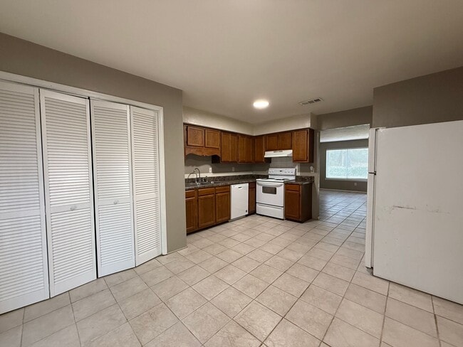 Photo - BREWSTER ESTATES duplex available NOW! Unit 4223
