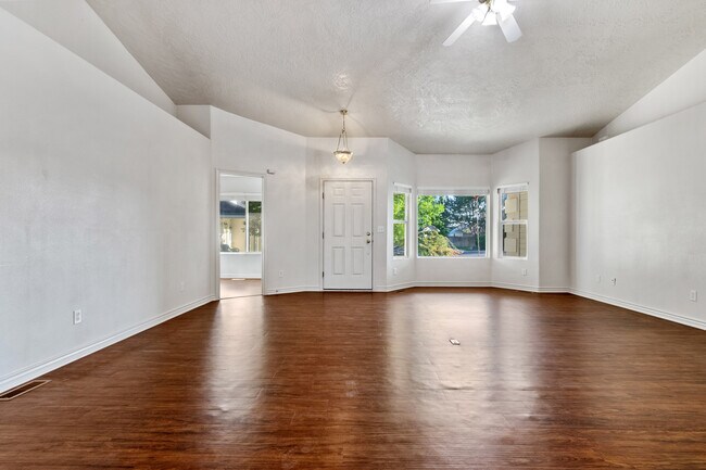 Photo - 2119 W Roberts Ave