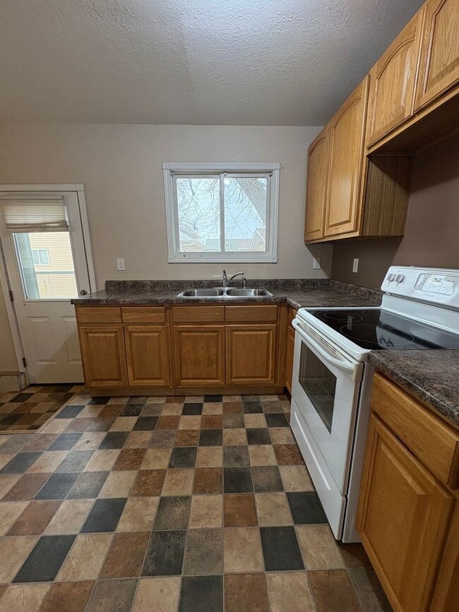 Building Photo - 812-812 5th Ave NW Unit 812