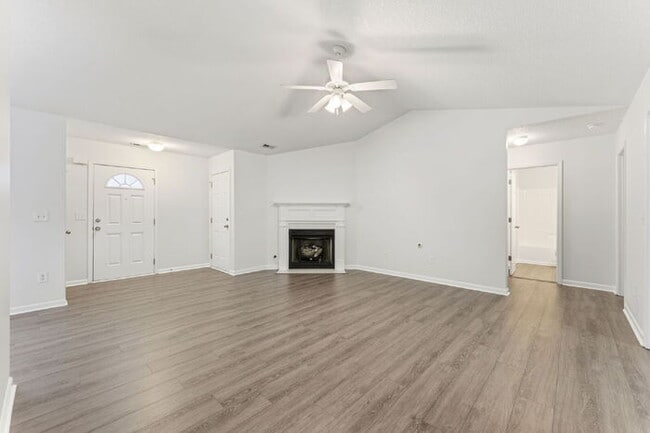 Photo - Charming 3-Bedroom Retreat with Cozy Fireplace in Simpsonville