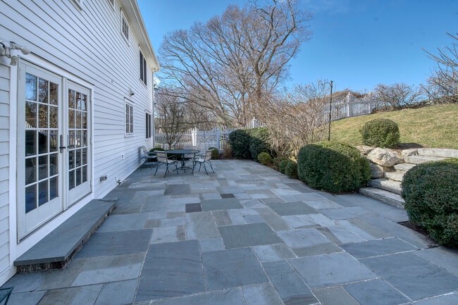 Photo - 4 Ivanhoe Ln