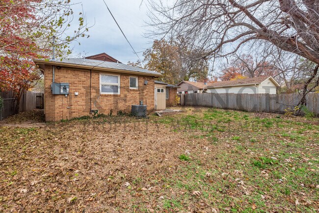 933 S Apache Dr