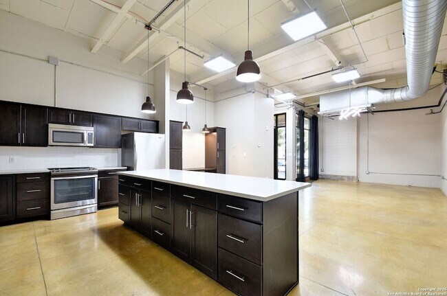 Photo - 3363 E Commerce St