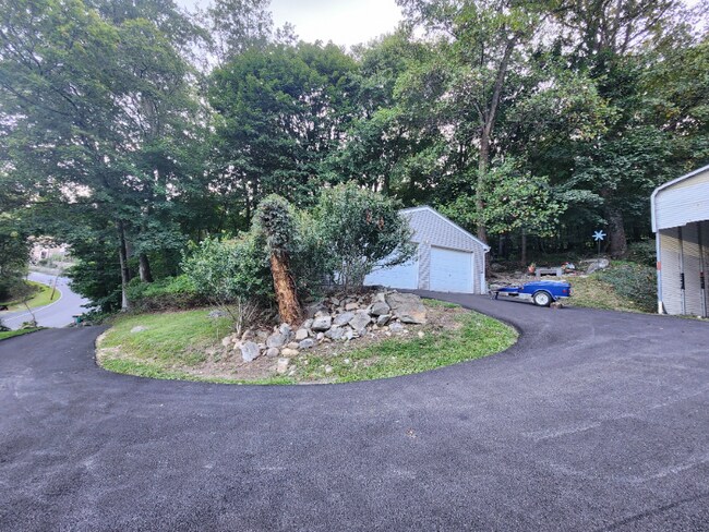 Photo - 15215 Charmian Rd