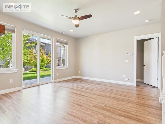 Photo - Modern 4-bedroom 3-bathroom Home