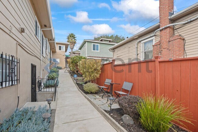 Photo - 2033 High St