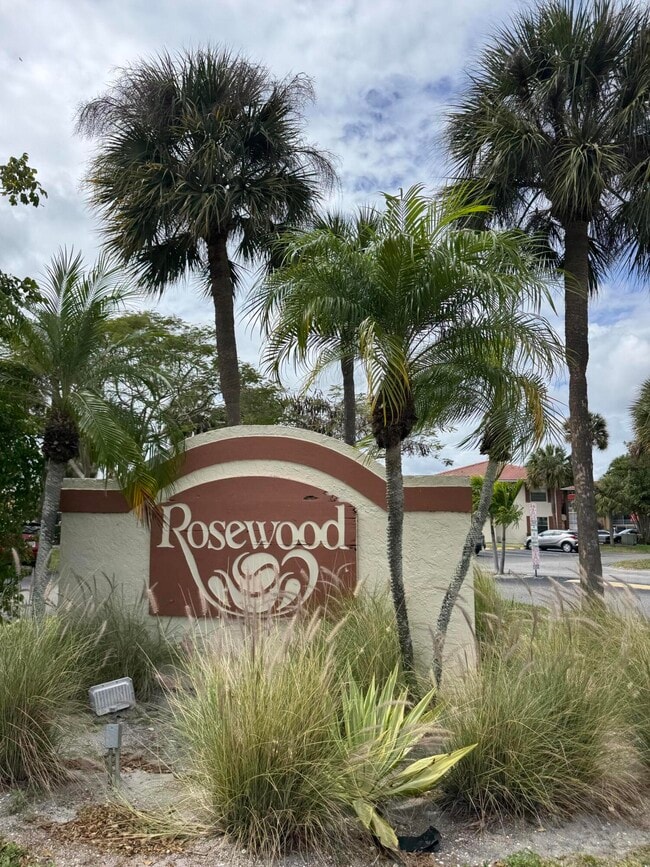 Building Photo - 9921 Three Lakes Cir Unit 9921