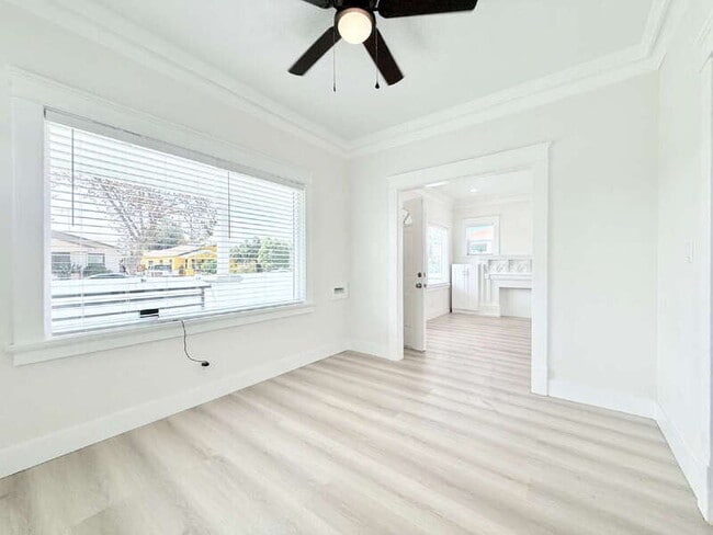 1313 W 84th Pl