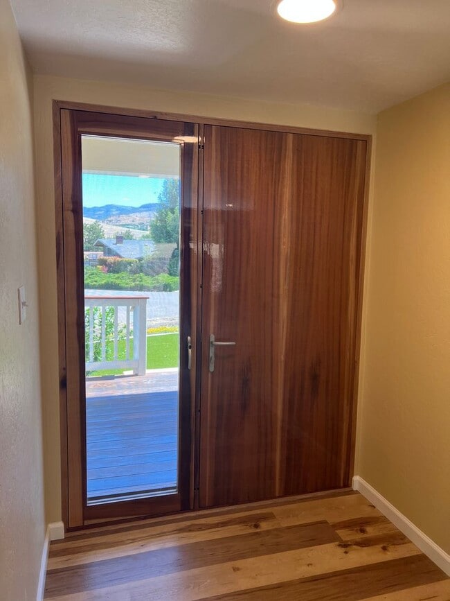 Photo - Newly remodeled three bedroom, two bath home - Available Late May Unidad 593 Oak Knoll Dr