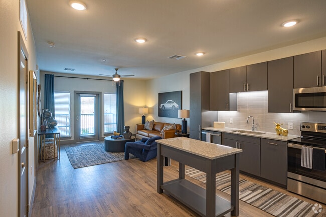 1BR, 1BA - 780SF
