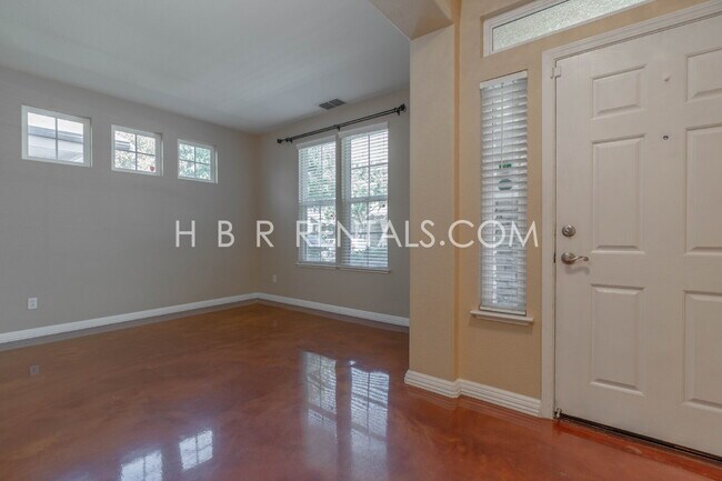 Spacious 5-Bedroom Home with First-Floor Bedrooms & Modern Finishes in Tracy!