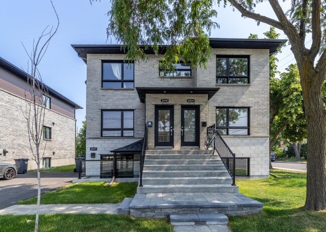 Building Photo - 2019 Rue Sainte-Hélène