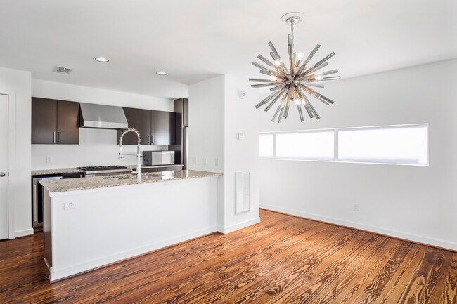 Photo - 2936 Commerce St