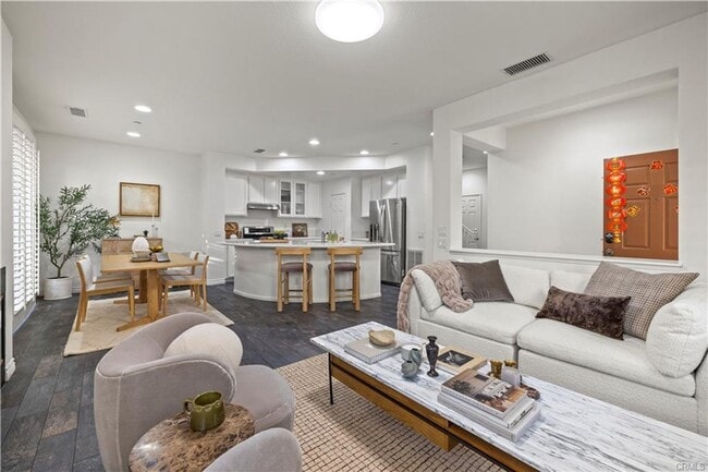 Photo - RECENTLY RENOVATED 3 BED, 3 BATH CONDO! $4,500 (OAK CREEK-IRVINE)