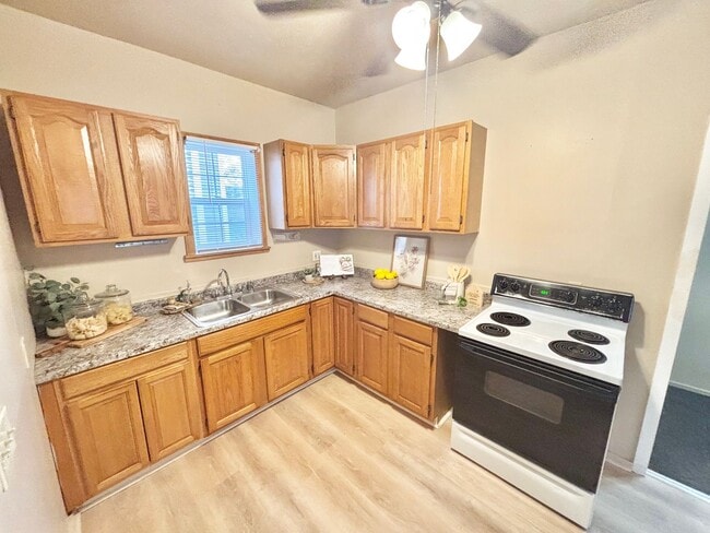 Building Photo - Spacious 3bd House | Driveway | Enclosed P...