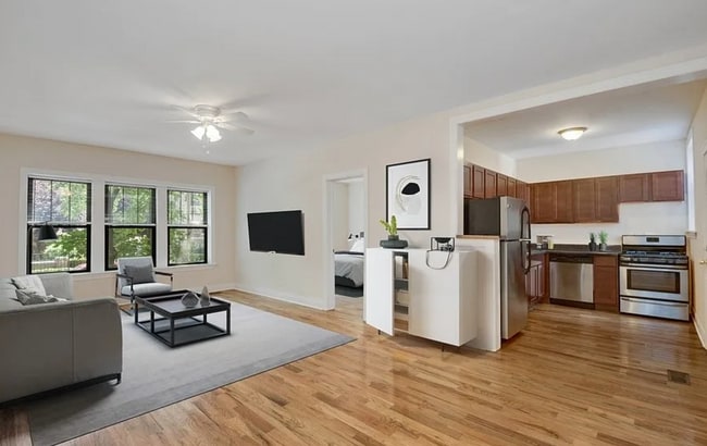 Building Photo - 628 W Cornelia Ave Unit 2E